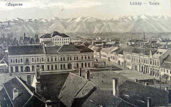 Fogaras városa a Fogarasi-havasokkal (századeleji képeslap)